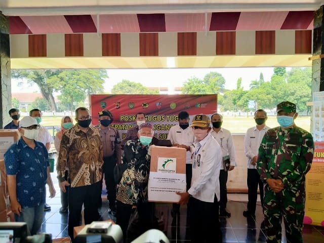 Supporting Covid-19 Prevention, PT Suryacipta Swadaya Distributes Aid of 500 PPE and Medical Devices for Subang District